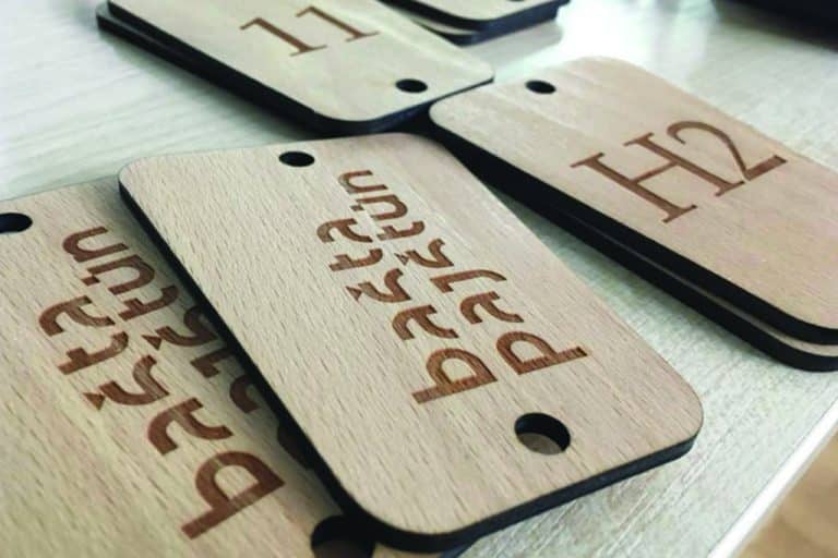 Výroba drevených gravírovaných kľúčeniek pre Hotel