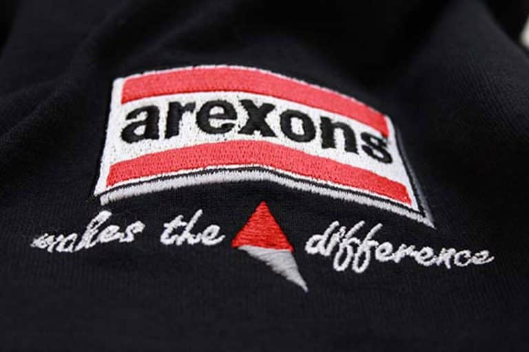 Výšivka loga na tričko Arexons