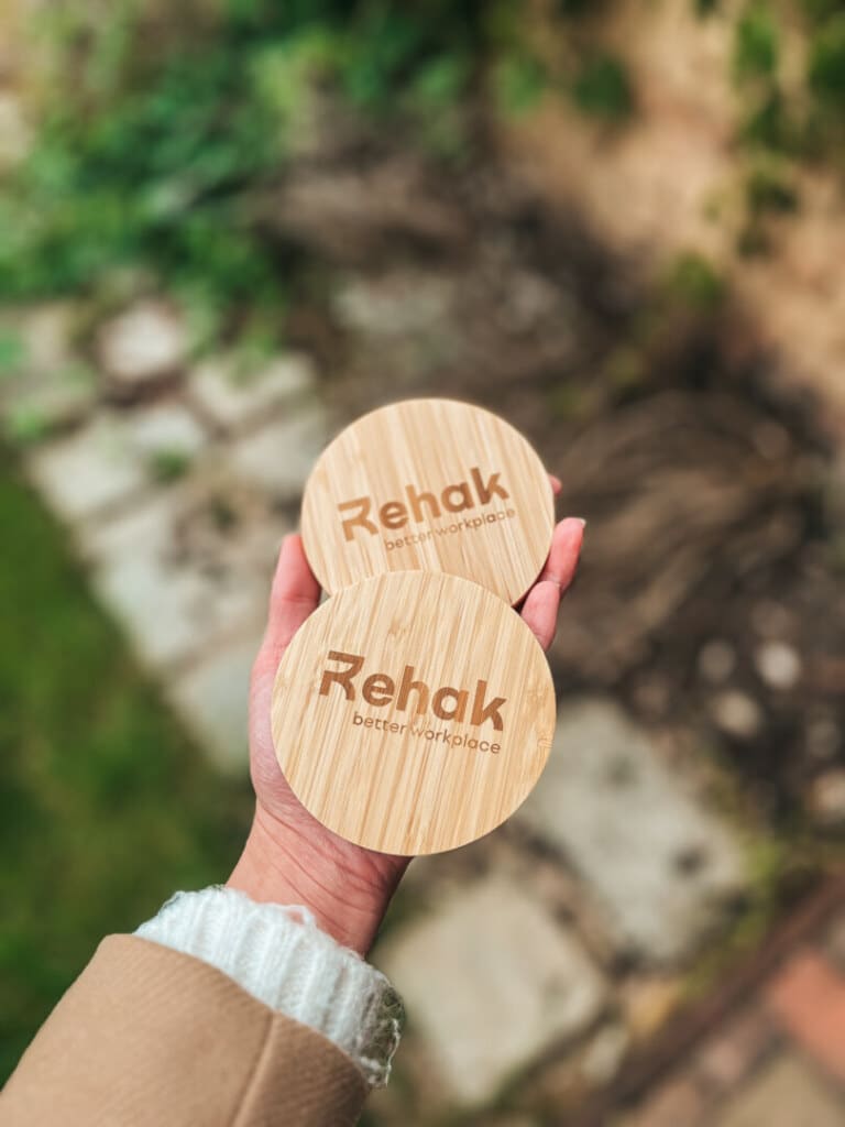 bezdrôtové nabíjačky s gravírom loga
