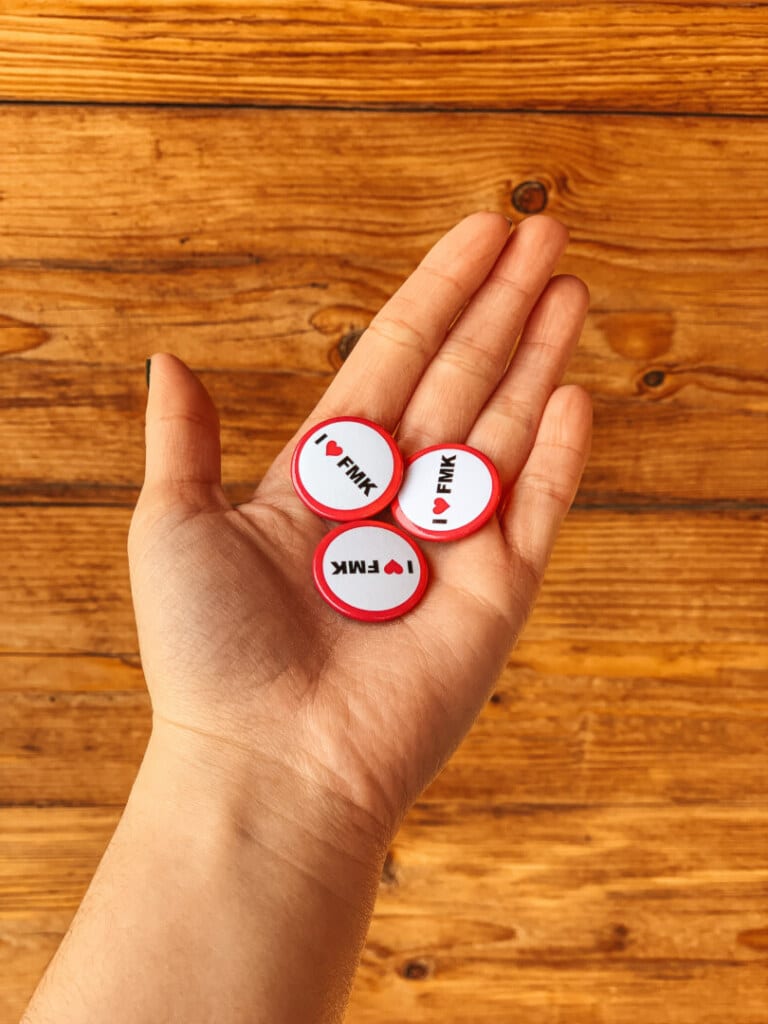 malé odznaky s plnofarebnou grafikou