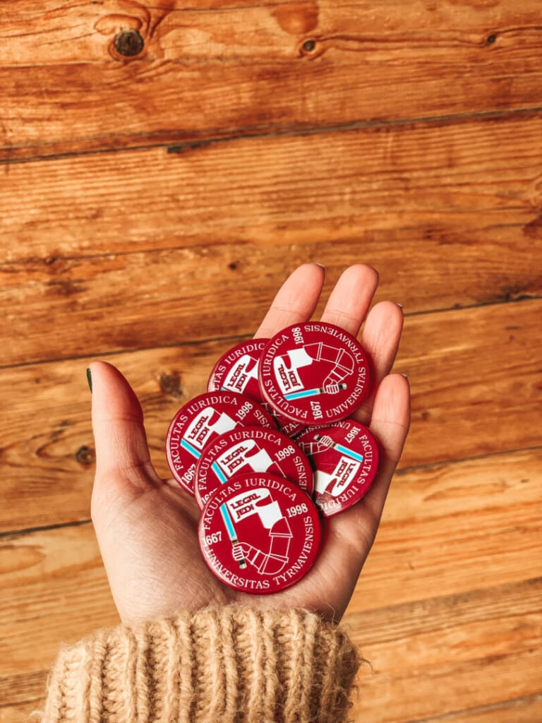 veľké odznaky s vlastným logom