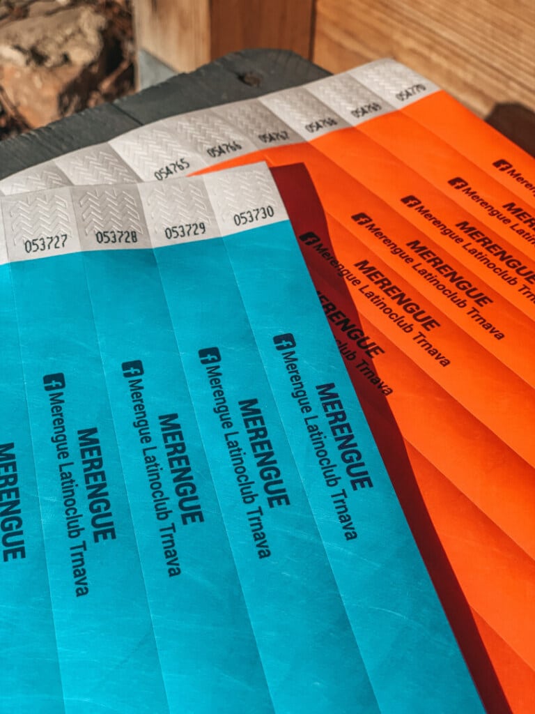 vstupné pásky s vlastným logom