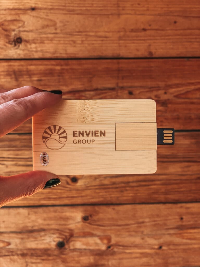 drevený usb kľúč s logom