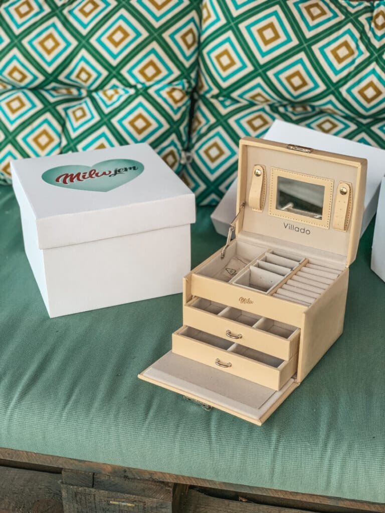 darčekový box so šperkovnicou na mieru pre zákazníka