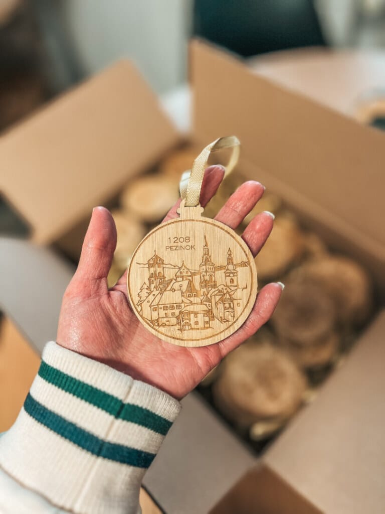 vianočné ozdoby vyrábané na mieru s gravírovaním podľa vlastného dizajnu